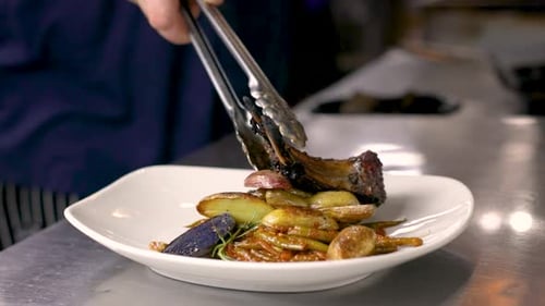 Lammkoteletts mit geschmorten grünen Bohnen und Kartoffeln anrichten - Rezept für Bio-Lammkoteletts aus Weidehaltung - schließen