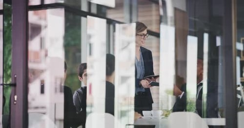 Empresários, reuniões e discussões em equipe para marketing corporativo, publicidade