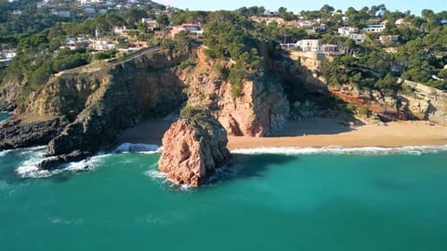 Praia de Illa Roja, na Costa Brava de Girona, praia, naturista nudista, imagens aéreas de Begur, sem