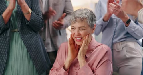 Mulher de negócios feliz, vencedora e aplausos em promoção, reunião ou sucesso b2b juntos no escritório