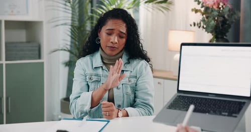 Paciente, cita y mujer para explicar los síntomas en el consultorio del hospital, la atención médica y los estornudos