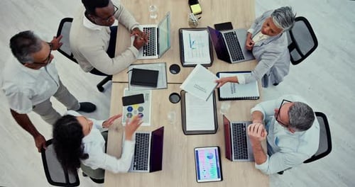 Planejamento, estratégia e dados com empresários em uma reunião de cima para gerenciamento de projetos