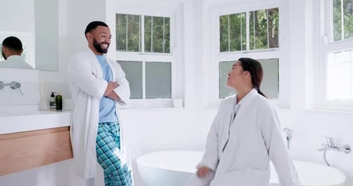 Fröhliches, entspanntes Gespräch mit dem Paar im Badezimmer für Selbstpflege, Schönheit und Hautpflege