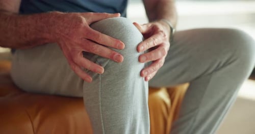 Dolor en las manos, en la tercera edad y en las rodillas en el hogar con riesgo de artritis, tensión muscular y fibromialgia