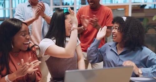 Negócios, equipe e aplausos pela celebração, acordo corporativo e campanha de marketing em um escritório moderno