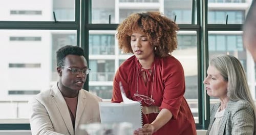 Trabalho em equipe, coaching e empresários com documentos planejando projetos de vendas