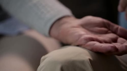 Concepto de relaciones, vejez y personas: feliz pareja mayor cogida de la mano para adultos