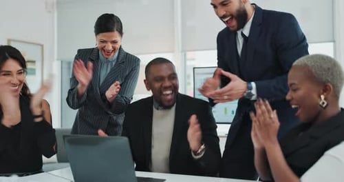Empresários, laptop e animados com aplausos em reunião para o crescimento da empresa