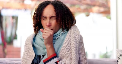 Mujer enferma, resfriado y tos con sinusitis, enfermedad o gripe por virus o bacterias en el sofá de su casa