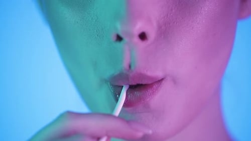 Jeune femme léchant une sucette