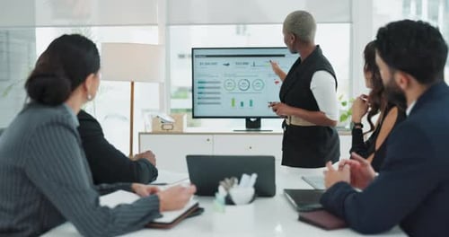 Grupo de pessoas, reunião de negócios e colaboração no escritório com projeto