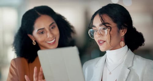 Femmes d'affaires, collaboration et travail d'équipe sur tablette pour une solution de marketing numérique