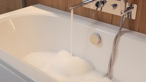 Badewanne mit Schaum füllen