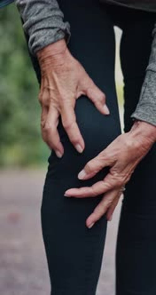 Ao ar livre, dores nos joelhos e mãos de idosos com condicionamento físico, lesões e cansaço com fadiga