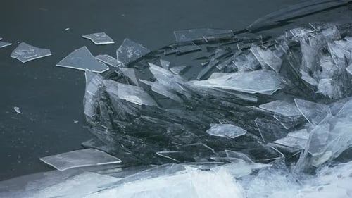 New Thin Ice Moving on Water Surface and Breacking in Arctic Envinronment