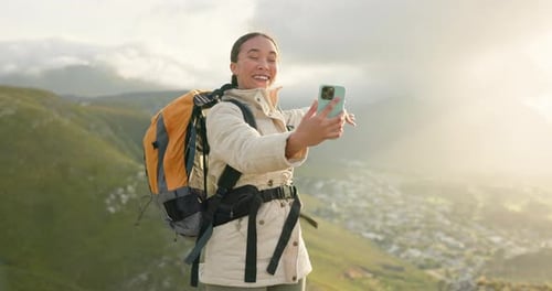 Mulher, viagem nas montanhas e videochamada para caminhadas, aventura e mídias sociais