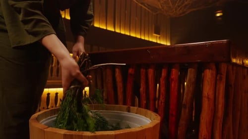 Atendente de banho profissional preparando sauna a vapor no centro de spa, aroma de abeto ou zimbro