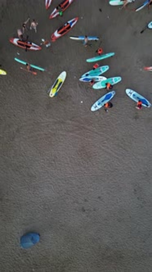 Vídeo aéreo sobre pessoas do litoral de Barcelona fazendo uma seiva.