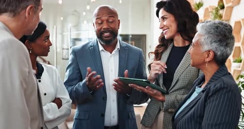 Pessoas, reuniões e tablet no escritório para negócios, feedback de campanha ou conselhos na empresa
