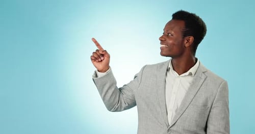 Rosto, empresário e publicidade em estúdio para anúncio, promoção