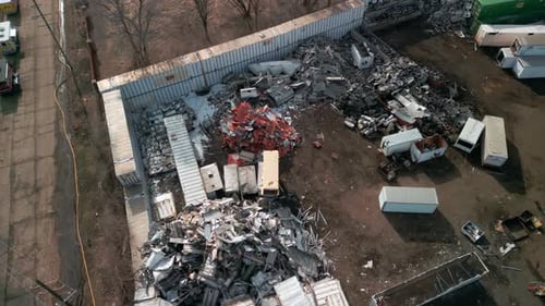 Luftaufnahme eines Laders, der Metallschrott schnappt und lädt