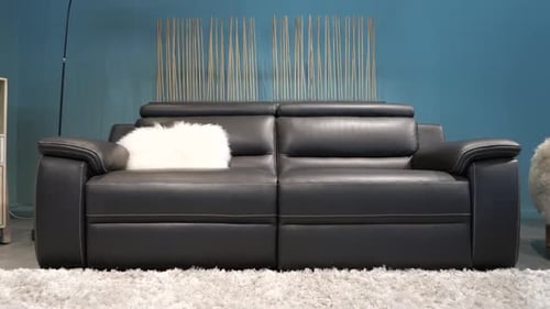 Langsame, aufschlussreiche Aufnahme eines modernen Wohnzimmers mit Möbeln und Schafen