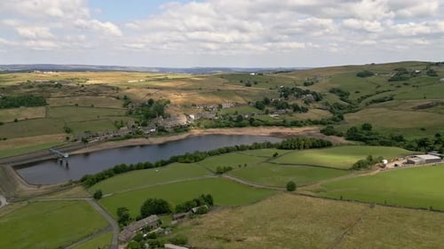 Imagens aéreas de drone de uma tranquila vila de Yorkshire com uma chaminé de moinho. Filmado em Leeming acima de Oxenhop