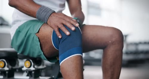 Rodillera, forma física y persona con una lesión de entrenamiento, ejercicio o bienestar en el gimnasio para correr