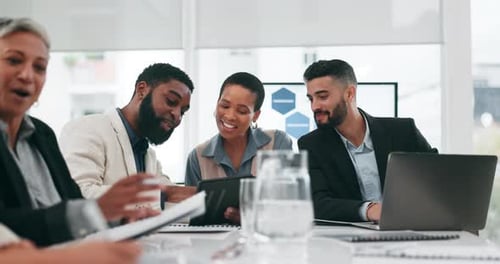 Reunião, tablet e pessoas de negócios no escritório para planejamento, estratégia de marketing ou projeto de pesquisa