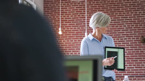Ideia, tablet e apresentação de uma mulher no escritório para discussão sobre desenvolvimento de empresas de marketing