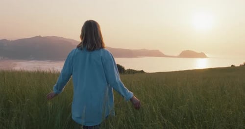 Jeune femme heureuse dans un champ de verdure