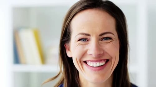 Rostro de feliz mujer sonriente de mediana edad