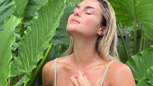 Linda mulher fazendo tratamento de spa de beleza facial com gelo