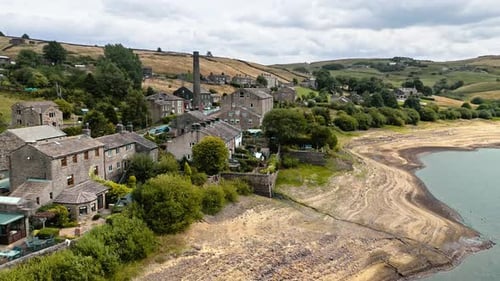 Imagens aéreas de drone de uma típica vila rural de Yorkshire. Filmado no reservatório de Leeming acima de Oxenhope