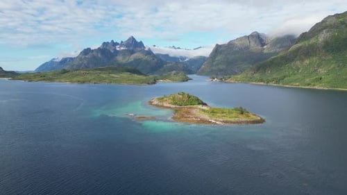 Paisaje natural y fiordo de las islas Lofoten en verano en Noruega - Vista aérea 4k