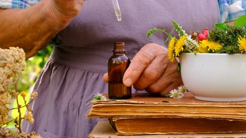 Mulher com foco seletivo em ervas medicinais