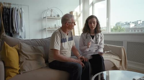 El médico receta medicamentos para pacientes de edad avanzada en el hogar