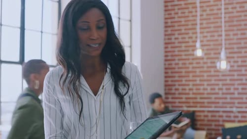 Mulher de negócios, tablet e apresentação para equipe, infográfico e seminário em marketing