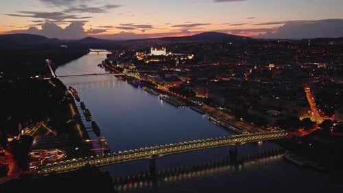 Bratislava de noche con puentes iluminados y vistas al castillo