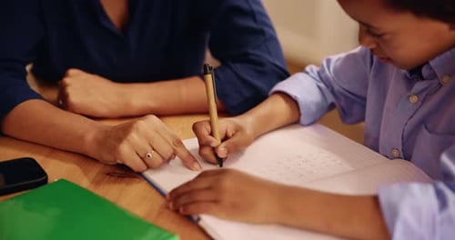 Deberes, manos y tutor con el niño y cuaderno para el aprendizaje, la educación y el desarrollo