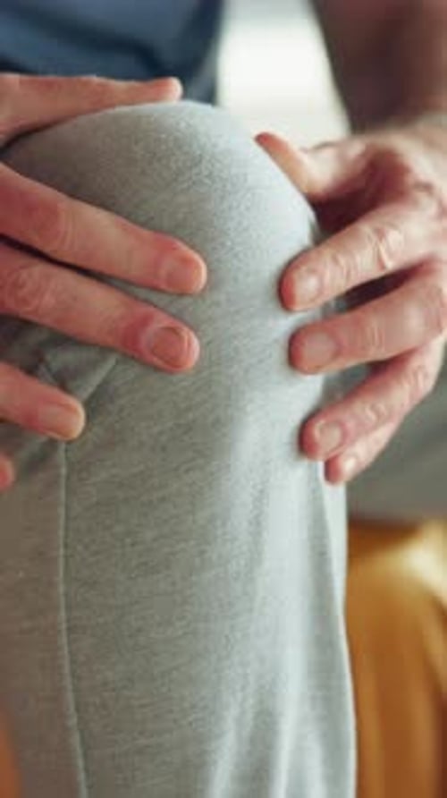 Dolor de rodilla, lesión y manos de un hombre en casa por fibromialgia, emergencia y crisis de presión