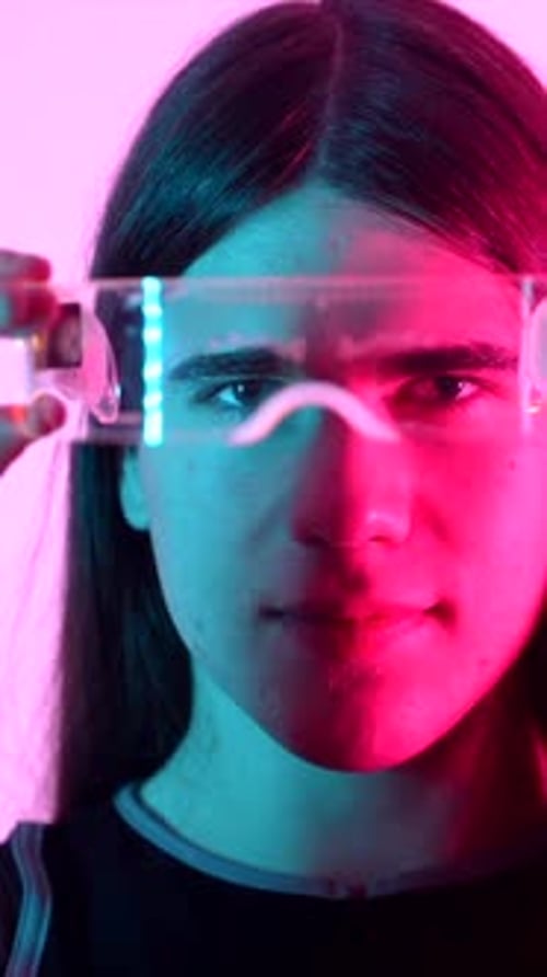 Retrato de estudio futurista con luces de neón de una persona andrógina Experimenti