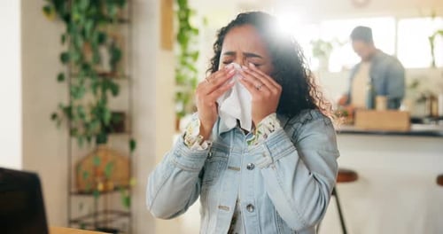 Enferma, mujer y portátil con estornudos en casa por alergias, virus y bacterias con trabajo remoto