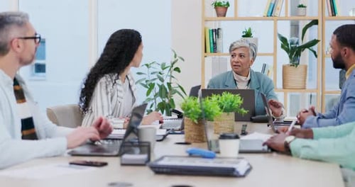 Reunião, trabalho em equipe e empresários em discussão com o gerente do projeto