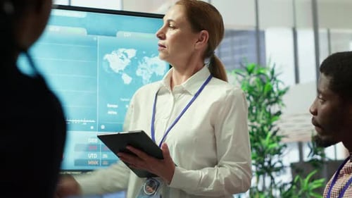 Grupo de parceiros de negócios discutindo planos de desenvolvimento de projetos