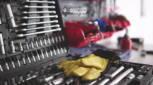 Mesa de trabajo para mecánicos con herramientas, llaves y guantes