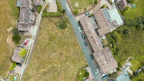 Imagens aéreas de drone de uma típica vila rural inglesa de Yorkshire com moinhos. Filmado em Leeming acima