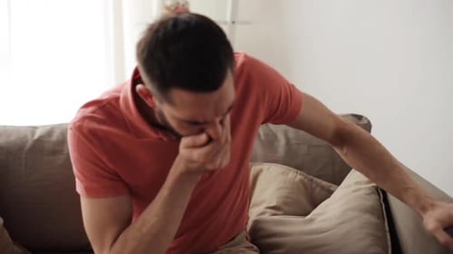 Montaje de un hombre enfermo que tose en casa