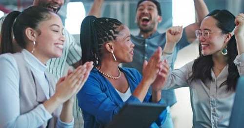 Sucesso, cumprimentações ou empresários aplaudem com o laptop pelo cumprimento da meta