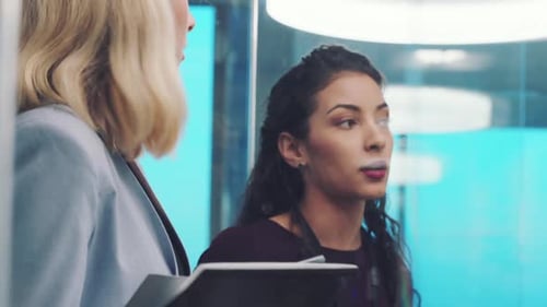 Reunião de negócios, discussão e comunicação de marketing de uma mulher falando sobre estratégia